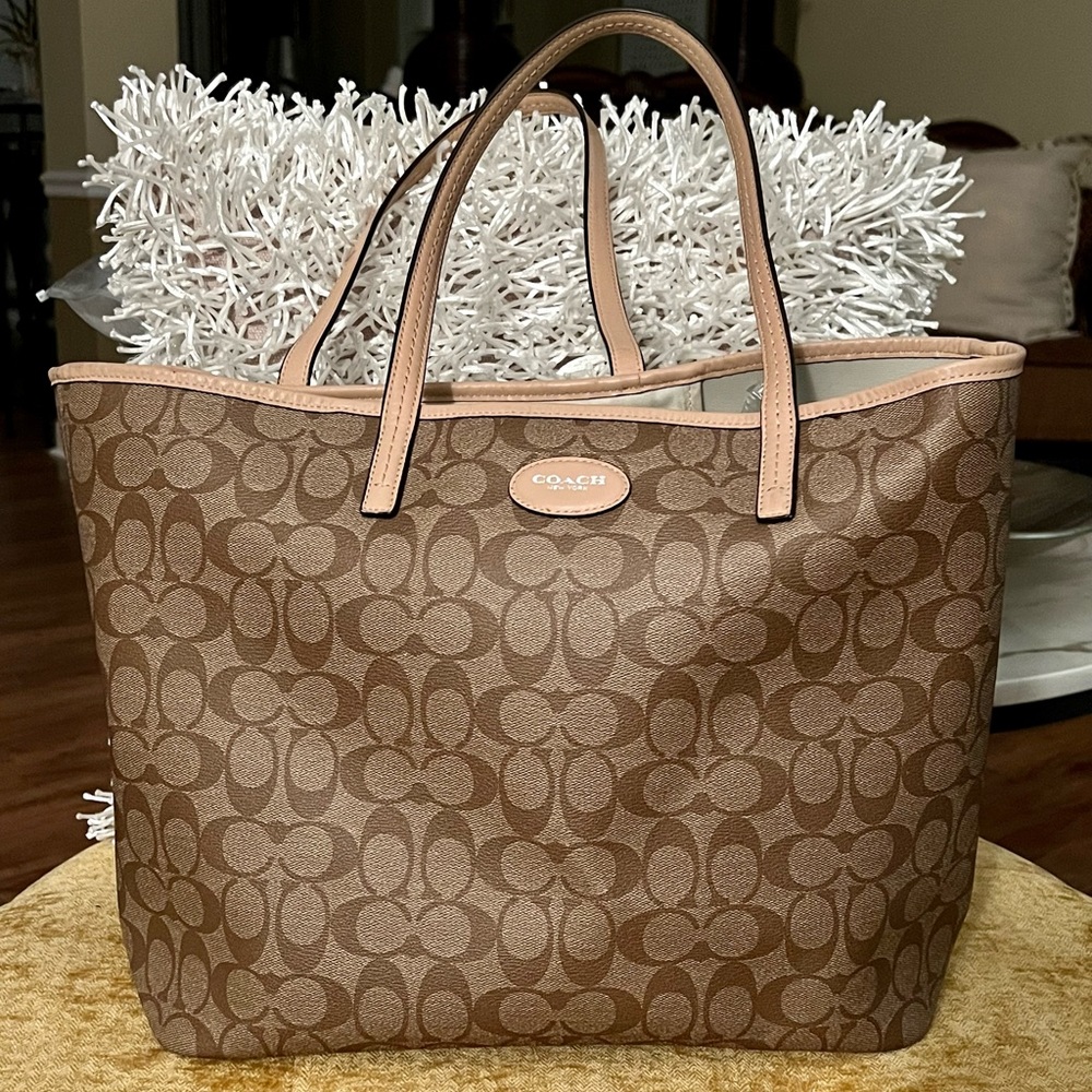 AUTHENTIC COACH BAG. ONLY WORN ONCE! EXCELLENT CONDITION AS YOU CAN SEE!